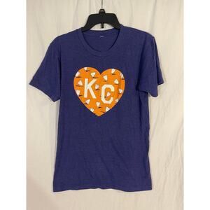 Adult small KC heart shirt